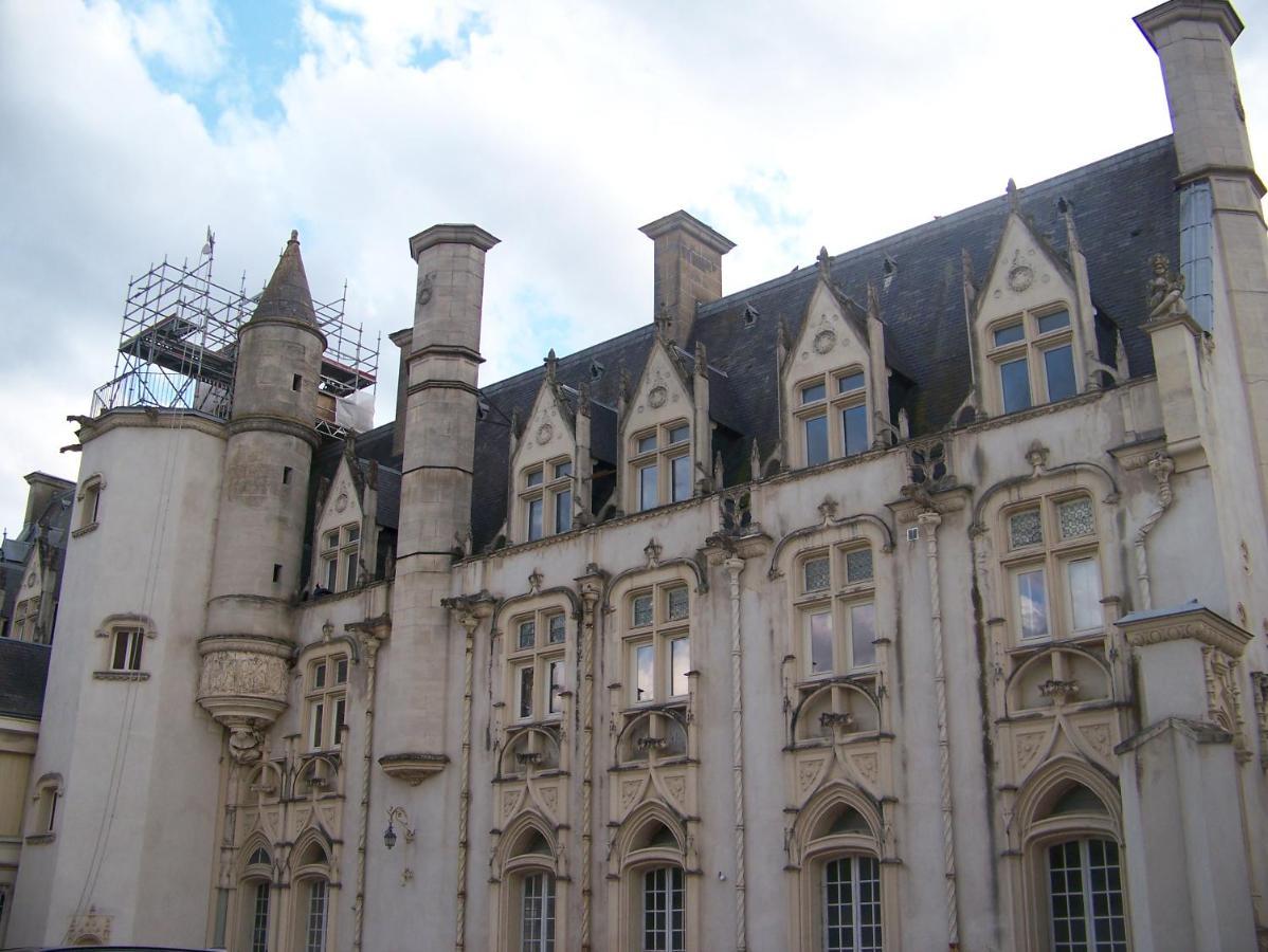 Charmant Studio Au Calme Tout Confort Dans Chateau Neo Gothique Proche Zenith Comet Orleans Parking Voiture Gratuit Wifi Haut Debit Rue Des Montees Eksteriør bilde